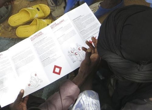 Mali, Gao:  Gao region, Ansongo cercle, Tessit. ICRC dissemination session about international humanitarian law for an armed group. 