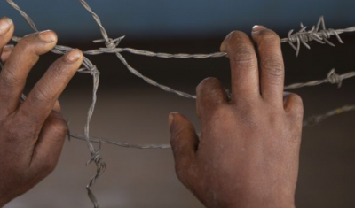 Papua New Guinea, Southern Highlands province, Katiloma. Barbed wires at the window of a clinic abandoned because of a tribal conflict.