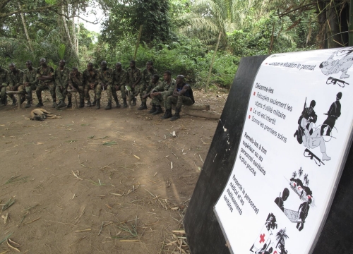Côte d'Ivoire,  Abidjan, military instruction center in Akandjé. An ICRC dissemination session on international humanitarian law for the 1st bataillon of commando paratroopers.