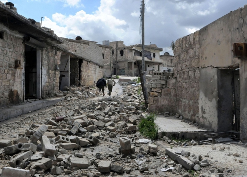 Syria, Aleppo, old city, at the frontline. Fighters of the Free Syrian Army run from possible sniper fire at a place that is exposed to government soldiers.