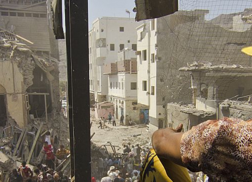 Yemen, Aden, Kreiter. A civil rescue service volunteer takes a break from pulling out trapped people and dead bodies from beneath the rubble.