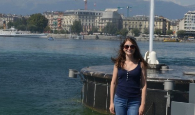 Firouzeh Mitchell, student in the Geneva Academy's Master in Transitional Justice, in front of the Jet d'Eau