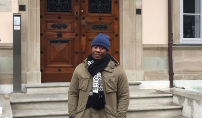 Tafadzwa Christmas, a Zimbabwean student enrolled in the Master of Advanced Studies in Transitional Justice, Human Rights and the Rule of Law in front of the Villa Moynier, the Geneva Academy's headquarters