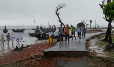 Rohingya fleeing to Bangladesh