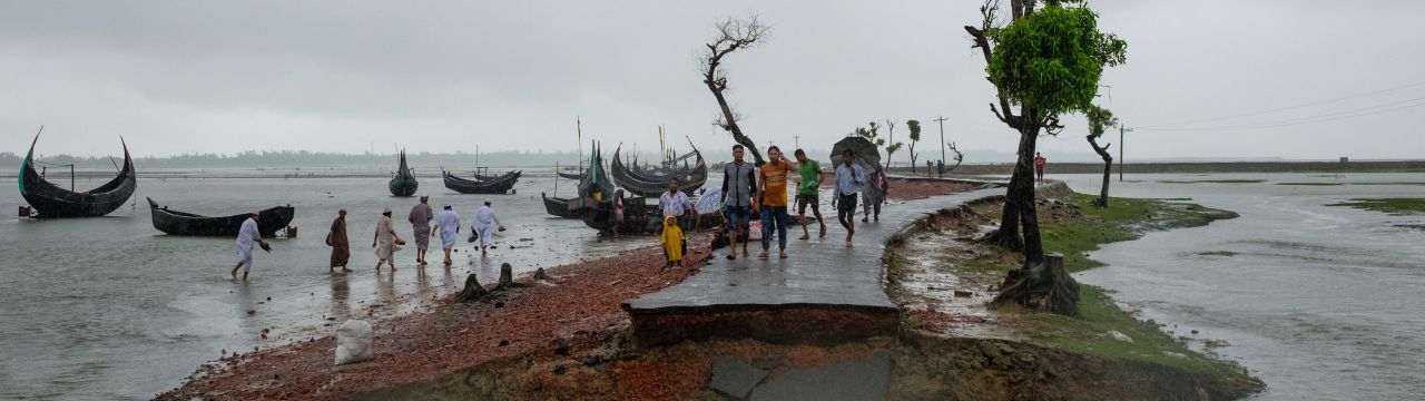 Rohingya fleeing to Bangladesh