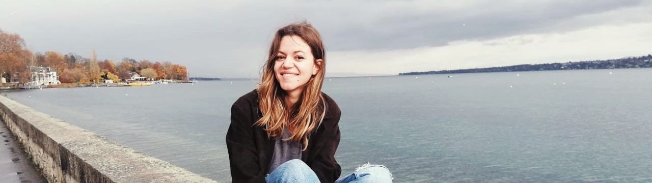 Portrait of Melina Fuidelis in front of the Geneva Lake