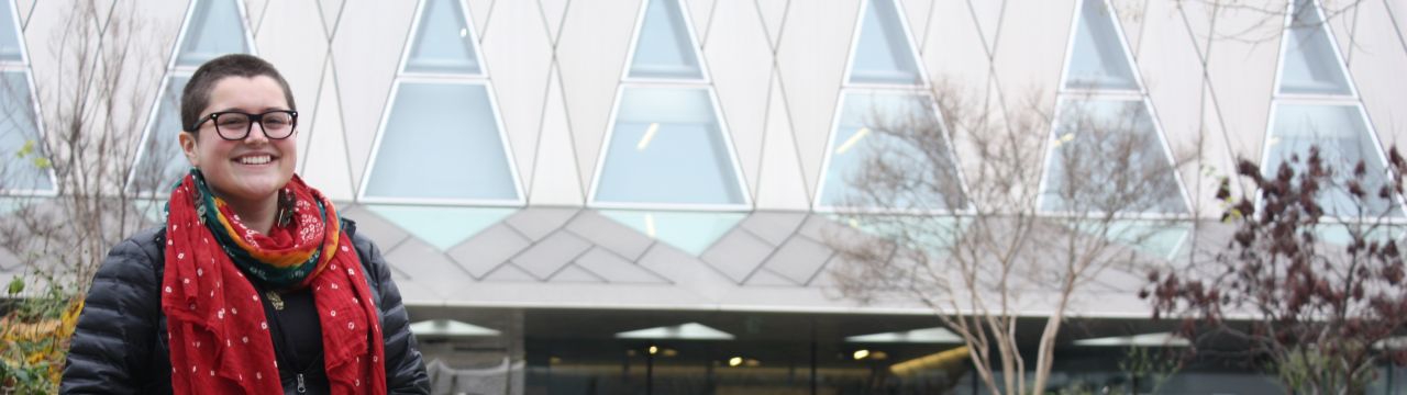 Portrait of Zoë Doss, in front of the Musée d'ethnographie in Geneva