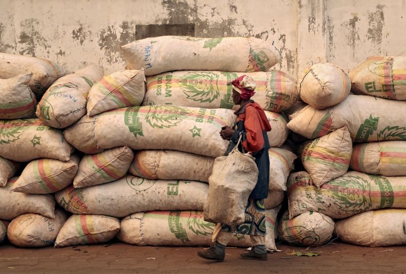 Cameroon - Day in the life of Christine Banlog, market 