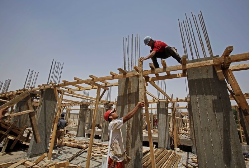 Construction workers in Irak