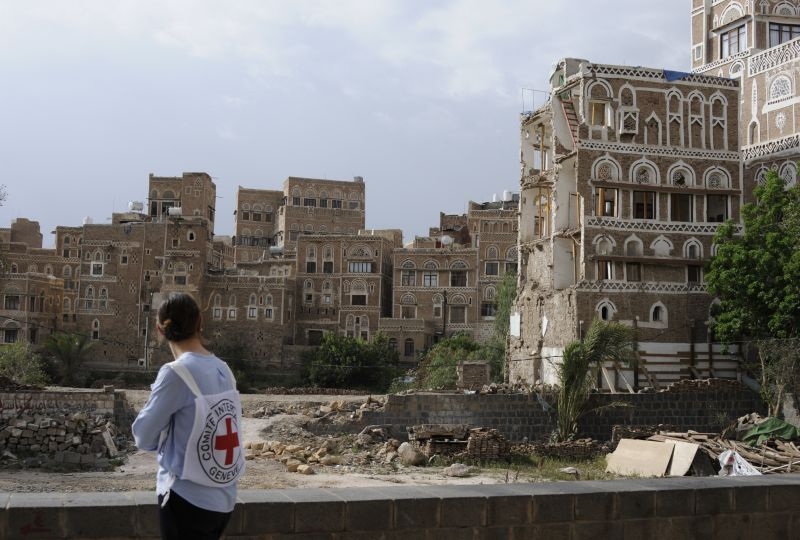  Sana'a, old city. An ICRC employee looks at a partially destroyed part of the city. 