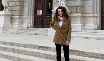 Virginia Raffaelli before the Grand Théâtre in Geneva