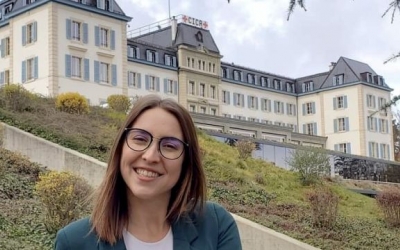 Portrait of Emilie Charpentier in front of the ICRC Headquarters