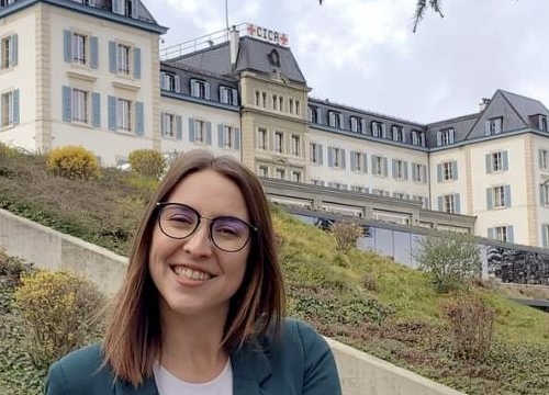 Portrait of Emilie Charpentier in front of the ICRC Headquarters