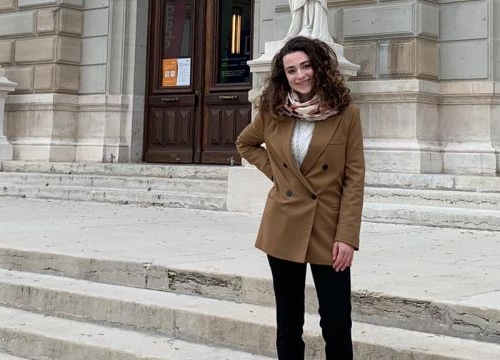 Virginia Raffaelli before the Grand Théâtre in Geneva