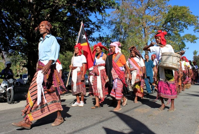Timor-Leste Peace Process  Traditional Timorese walk towards Tara Bandu Ceremony