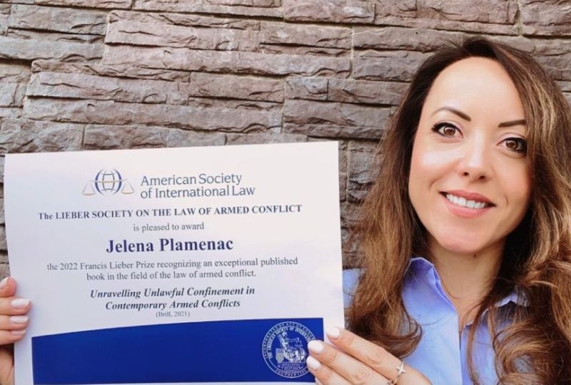 Dr Jelena Plamenac holding the prize