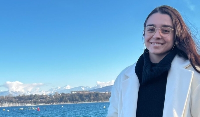 Photo of Belén Guerrero Romero in front of Lake Leman