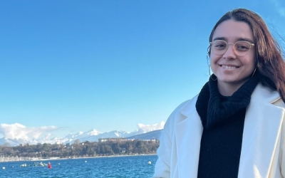 Photo of Belén Guerrero Romero in front of Lake Leman