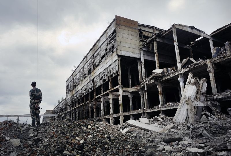Soldier before a destroyed building