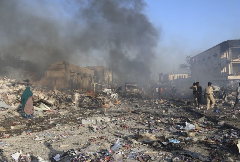 Somalia,  Mogadishu, Hodan district. Civilians prepare to carry dead bodies of unidentified persons after an explosion.