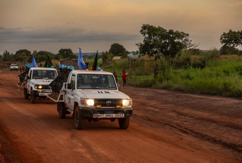 UNMISS peacekeepers drive in UN cars