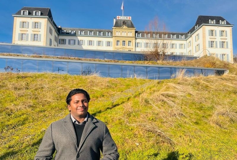 Portrait of Hiran Geeganage in front of the ICRC building