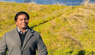 Portrait of Hiran Geeganage in front of the ICRC building