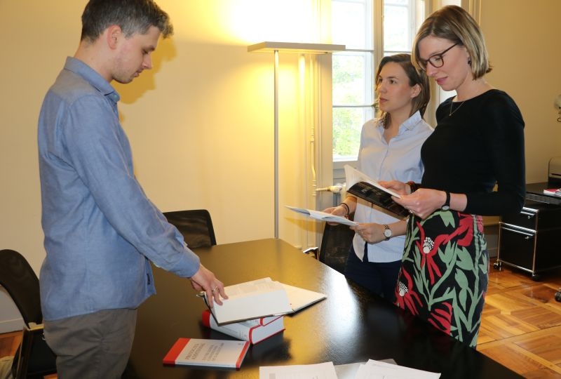 Two participants with their coach during the preparation at the Geneva Academy