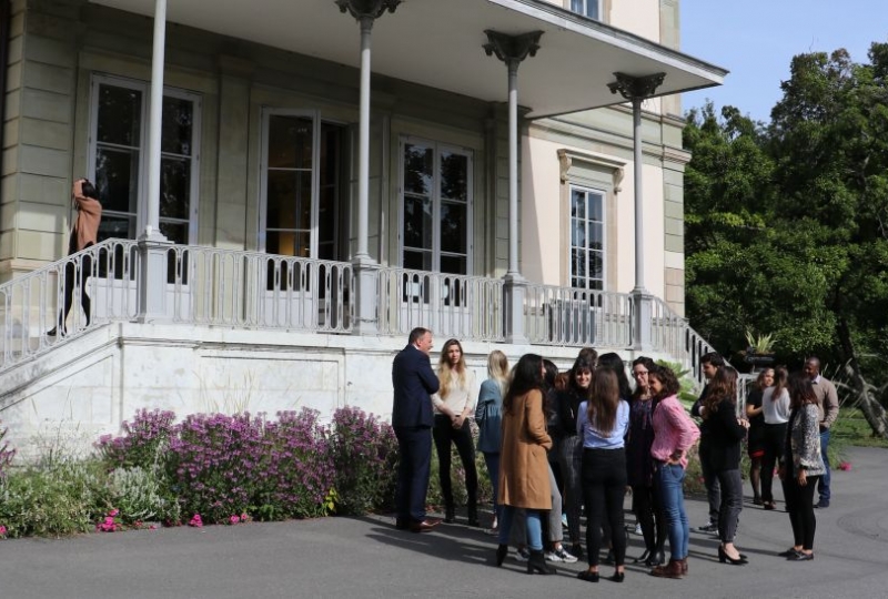 Students in front of Villa Moynier